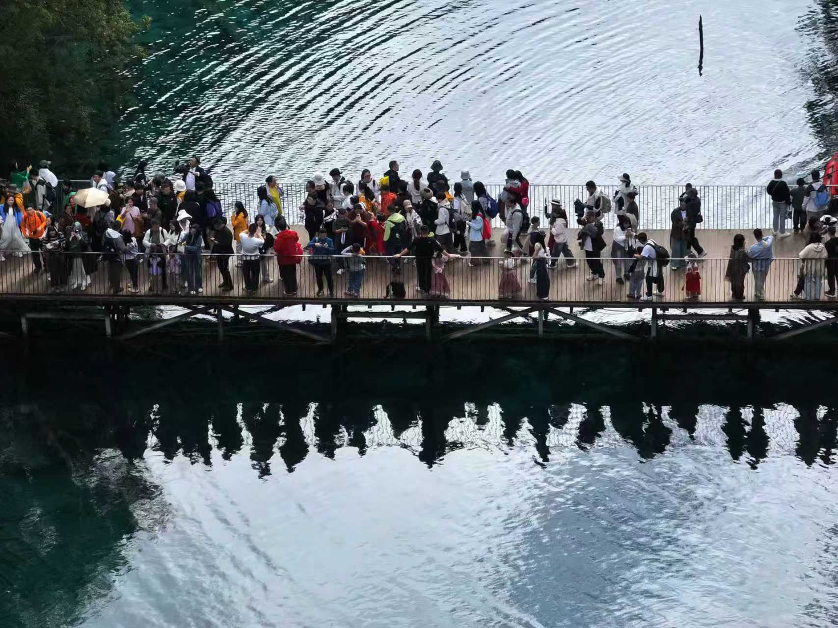 再次刷新年度遊客接待記錄 四川九寨溝景區迎來第700萬名遊客