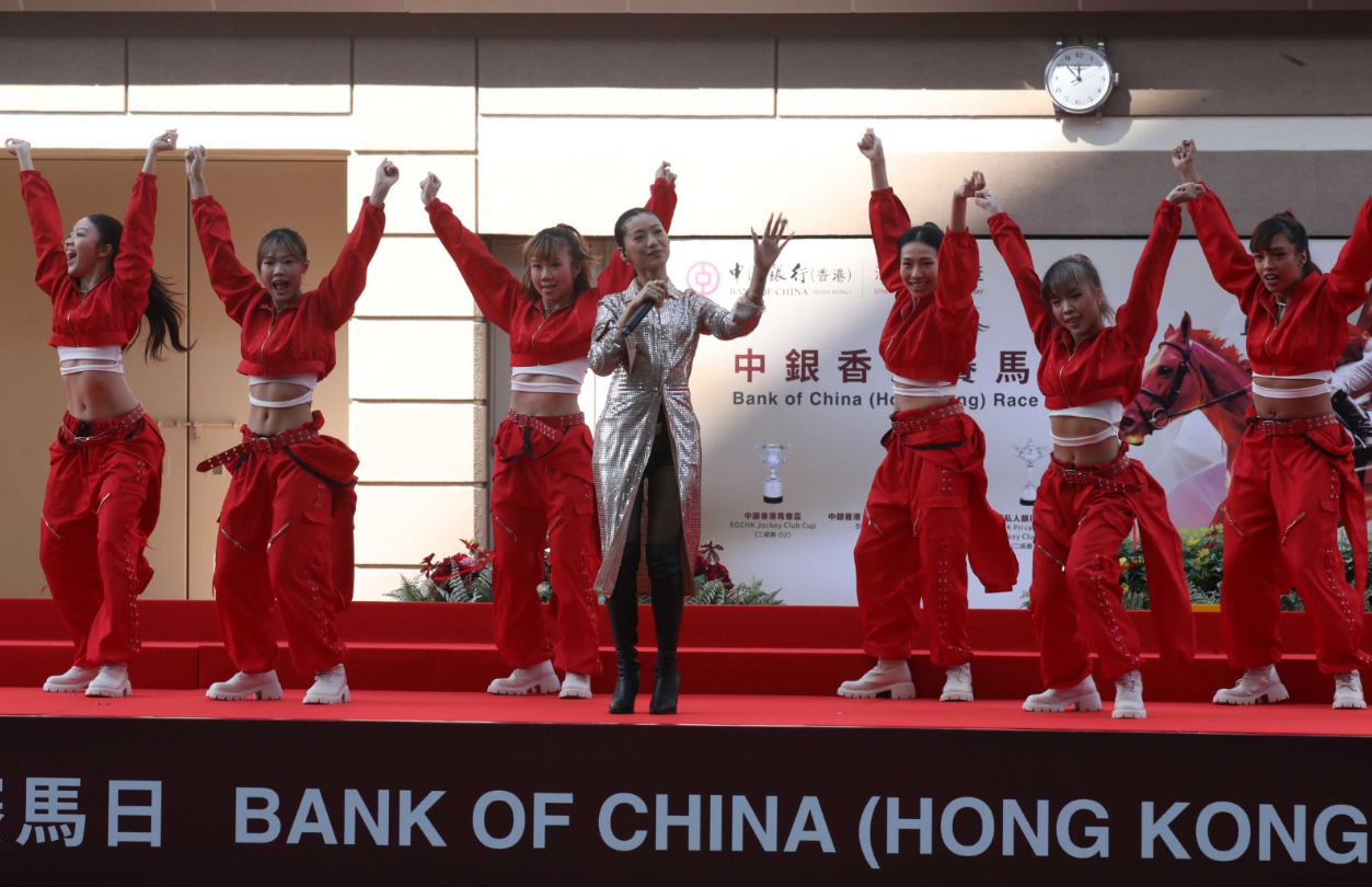 有片丨中銀香港賽馬日 陳凱詠馬場獻唱《天生二品》《Long D》