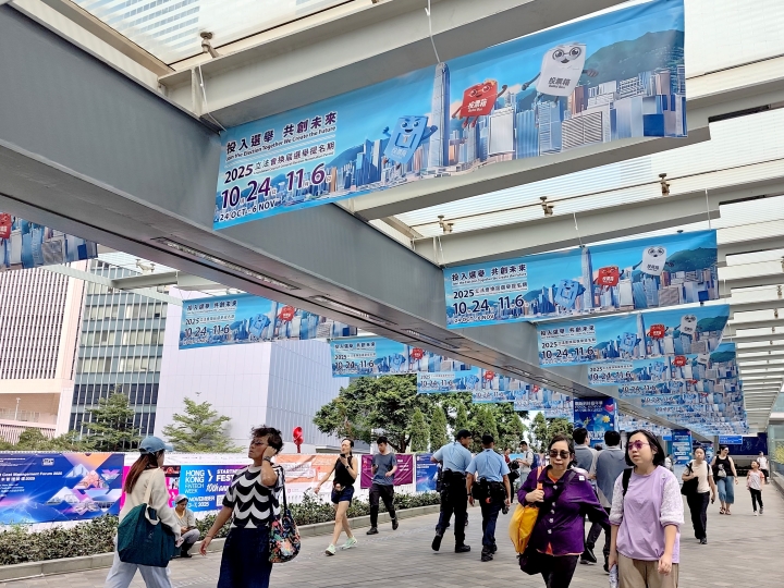 楊何蓓茵展示二創日曆：12·7立法會選舉 宜及早投票