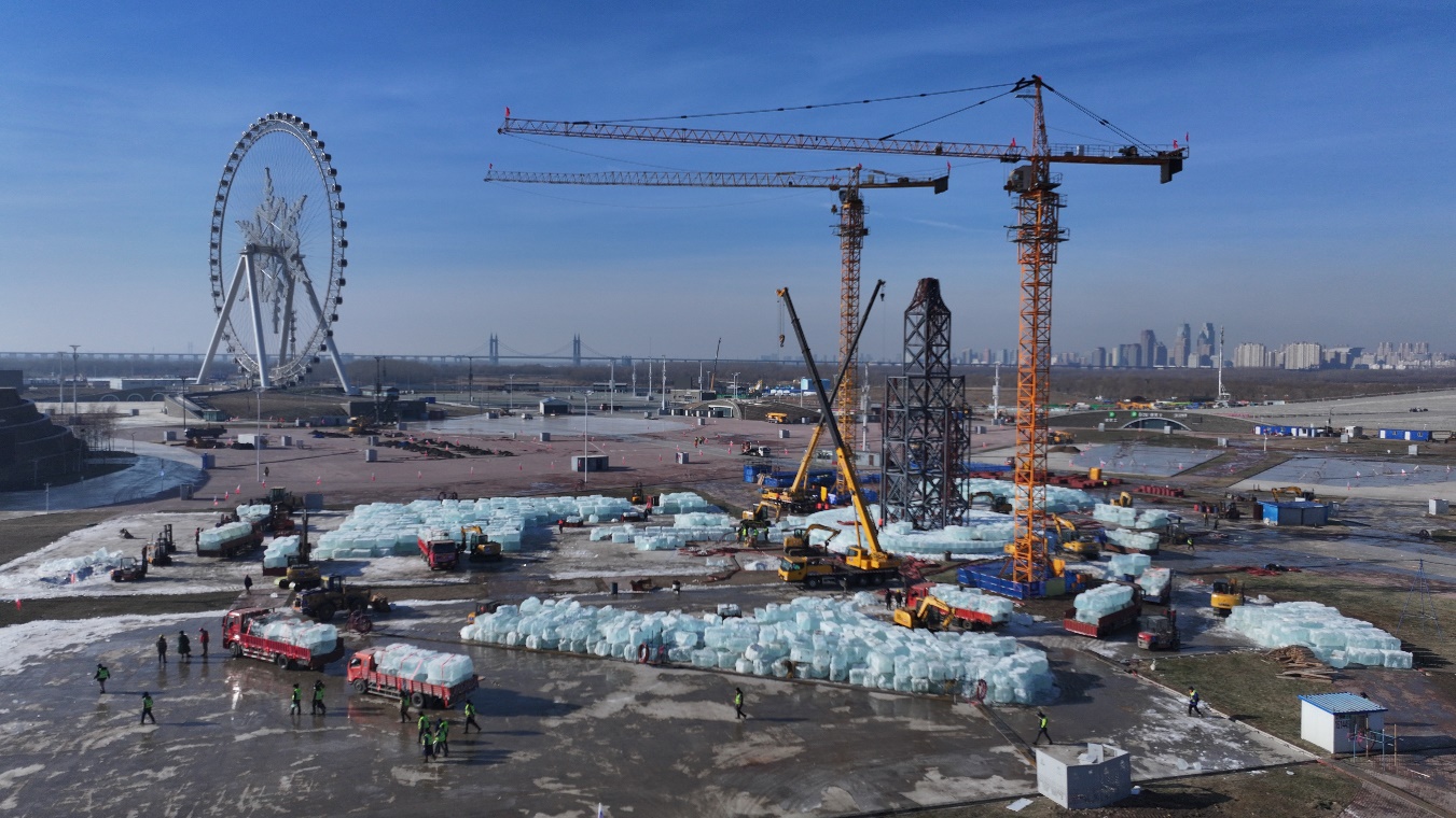 第二十七屆哈爾濱冰雪大世界開建 「萬里長城」主題超級冰滑梯率先動工