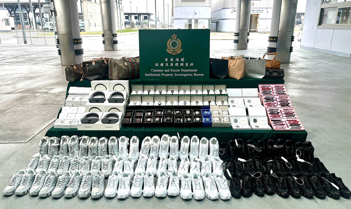 海關檢約3300件懷疑冒牌貨物 拘兩貨車司機