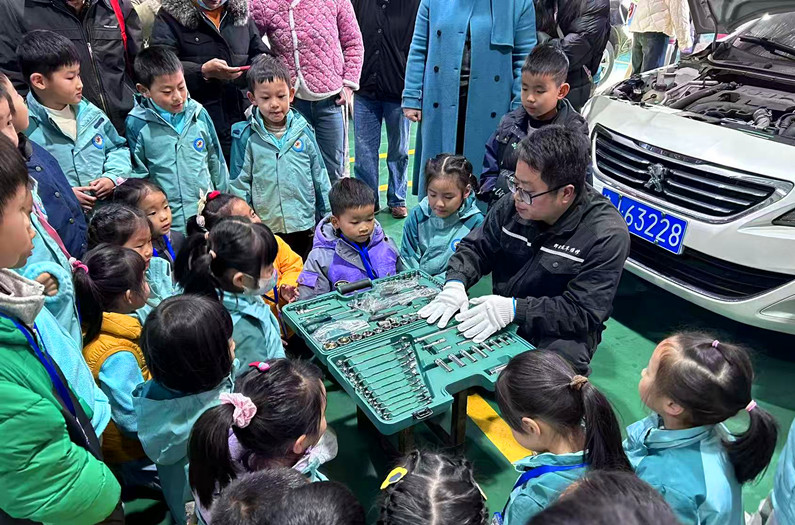 皖歙縣：「小腳丫走徽州」點亮成長路