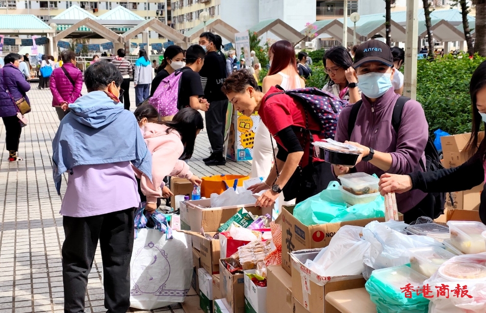 多圖丨市民自發到火災庇護中心協助