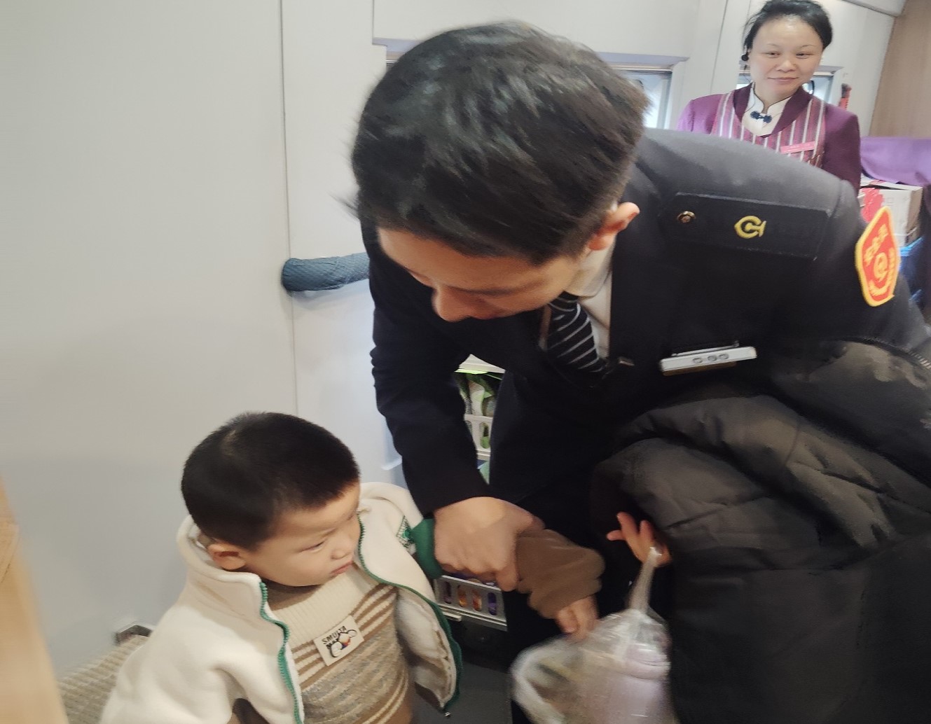 愛心接力暖旅途 G1224次列車悉心守護失散幼童