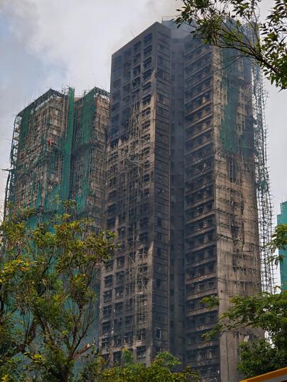 截至晚上8時火警造成65人死亡