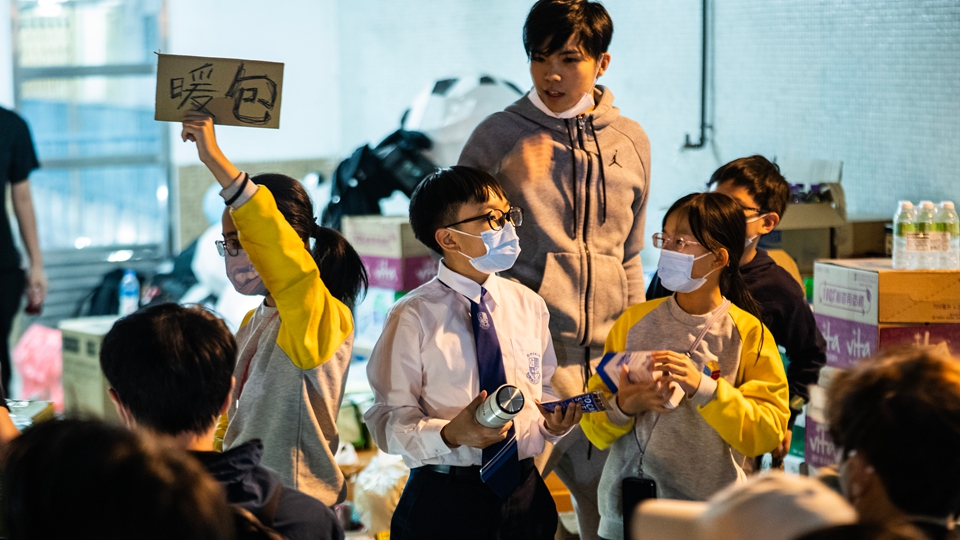 宏福苑大火 | 大灣區共同家園青年公益基金向災情下青少年學生每人提供1000元應急錢 