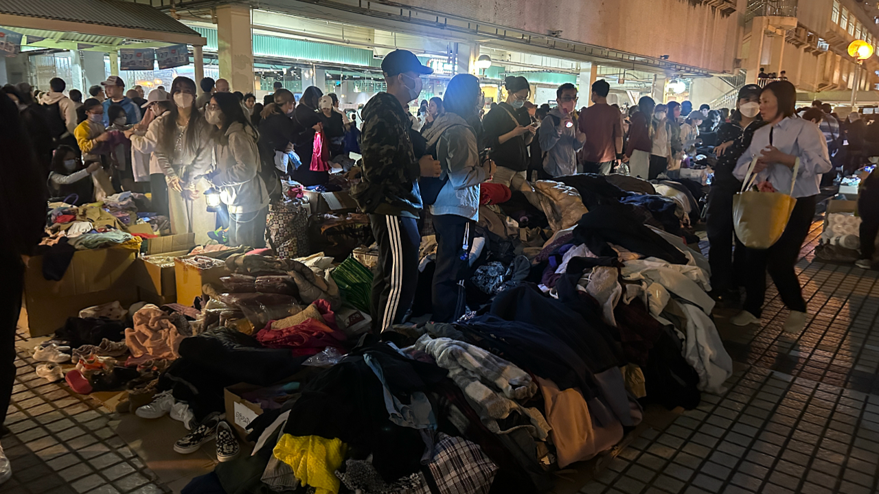 有片丨【宏福苑大火】香港好有愛 市民自發捐物資 極速建互助平台