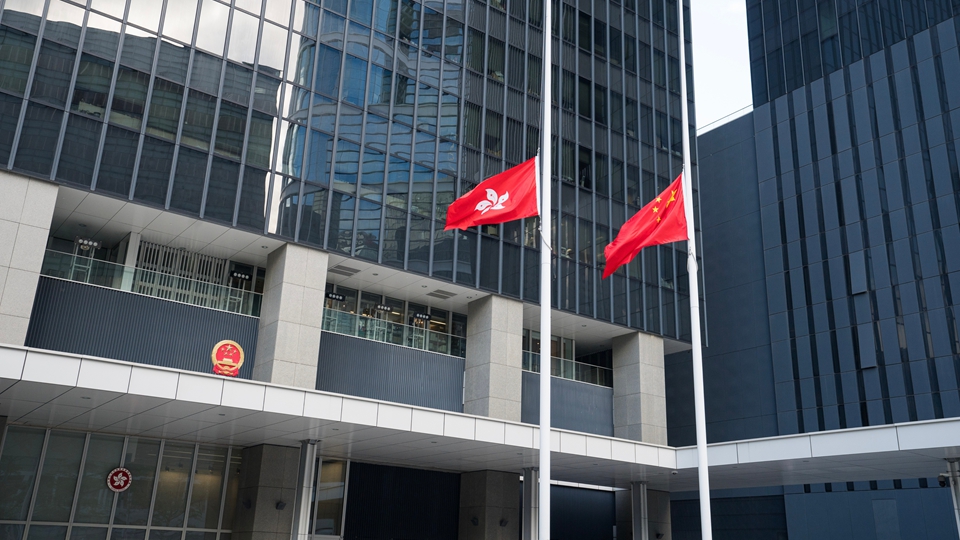 有片 | 【宏福苑大火】政府建築物及設施下半旗誌哀