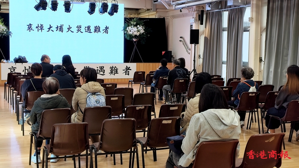 有片丨【宏福苑大火】市民到黃大仙社區中心簽署弔唁冊 向遇難者致哀