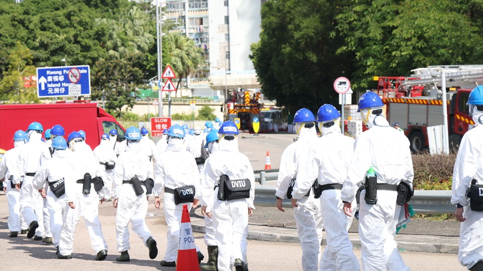 有片 | 【宏福苑大火】遇害者辨認組到場搜遺骸 以確認身份