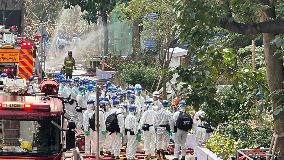 有片〡【宏福苑大火】警方災難遇害者辨認組到火場搜索遺體