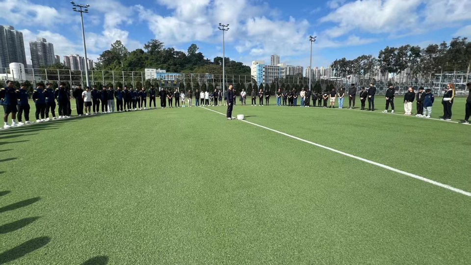 有片｜【宏福苑大火】綠茵寄哀思 香港足球界齊聚大埔 悼念火災罹難者