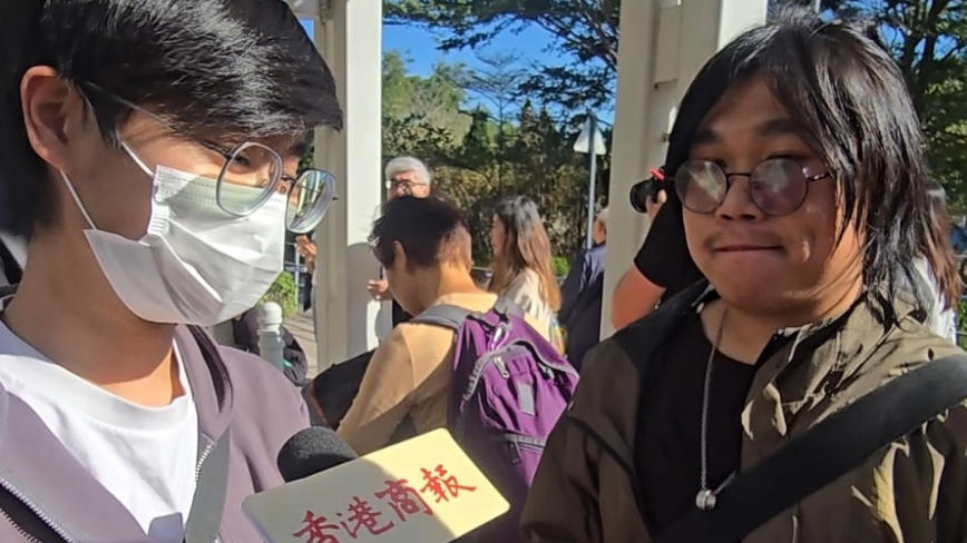 宏福苑大火｜大批市民自發到宏福苑外圍獻花 悼念死難者