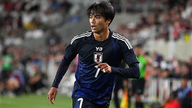 日本國腳持「二戰最後投降日軍」照片合影 英超球隊道歉