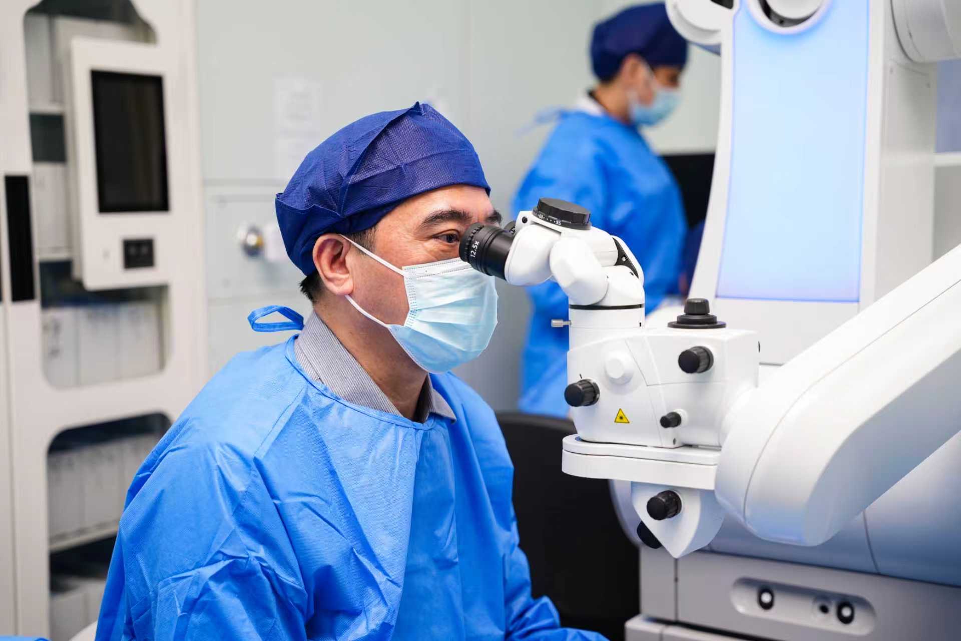 深圳市眼科醫院首台機器人全飛秒開機啟用