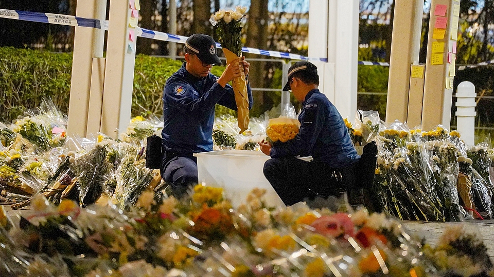 有片〡【宏福苑大火】民安隊協助重置用作悼念鮮花