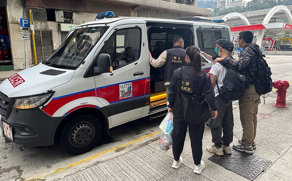 警葵涌搗無牌牙醫診所 放蛇拘一男檢牙模