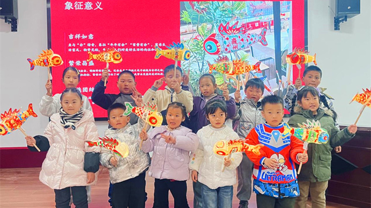 親子共樂文脈綿長  皖祁門非遺魚燈鬧社區