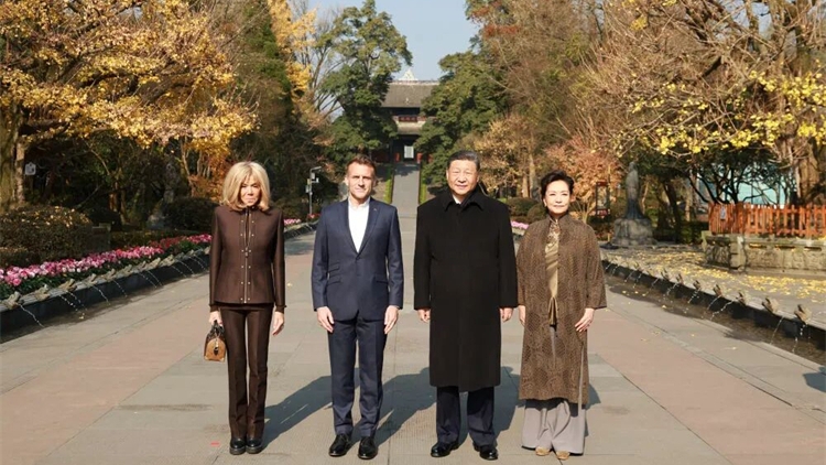 國家主席習近平同法國總統馬克龍在成都進行友好交流