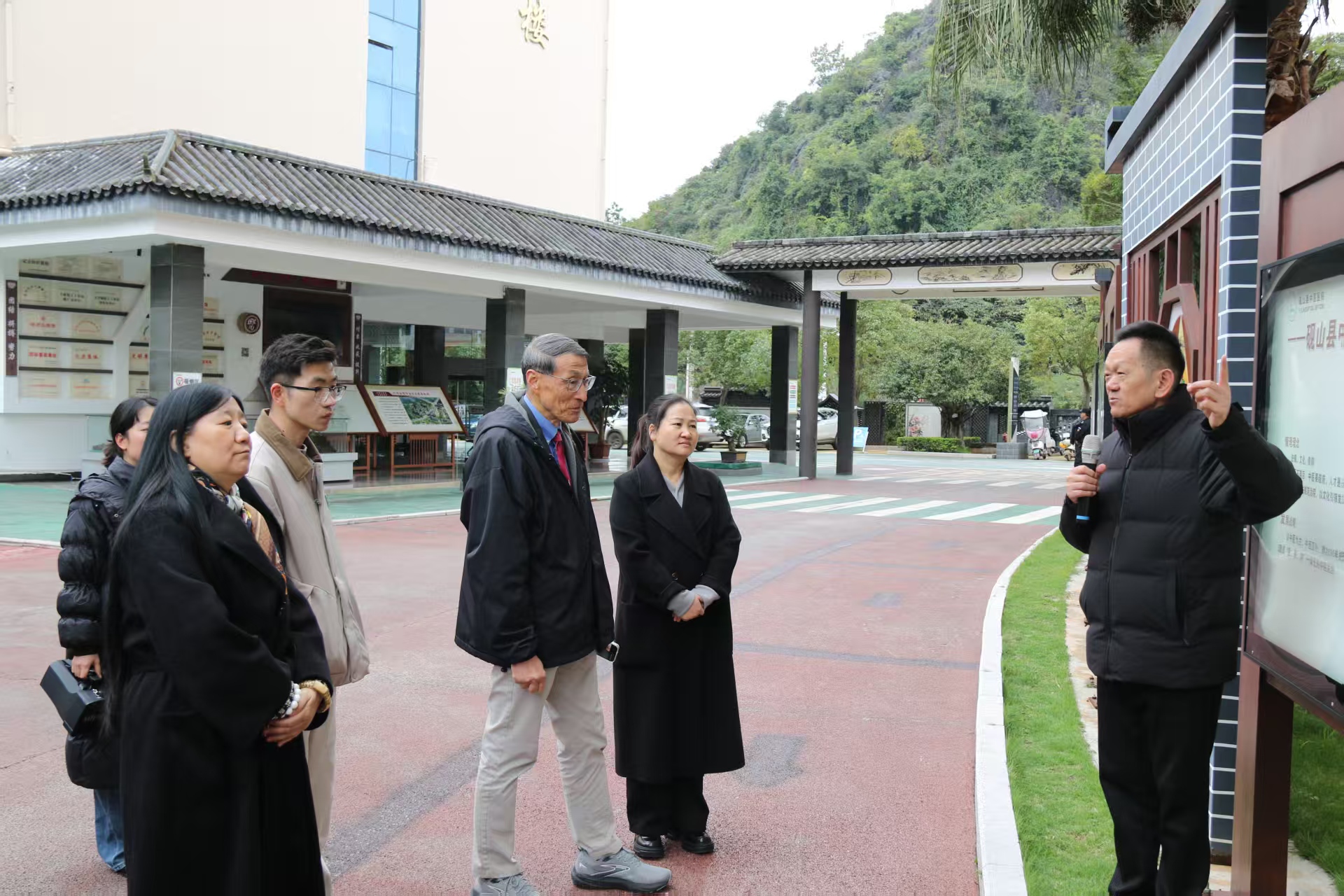 腾冲科学家论坛专家考察团走进砚山县  共探旅居與醫康養創新發展新路徑