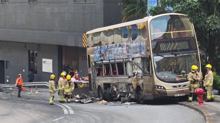 葵涌垃圾車落斜失控連撞巴士及的士 最少10人傷
