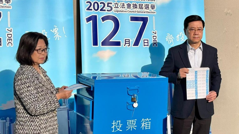 立法會選舉丨李家超與太太到羅便臣道高主教書院票站投票