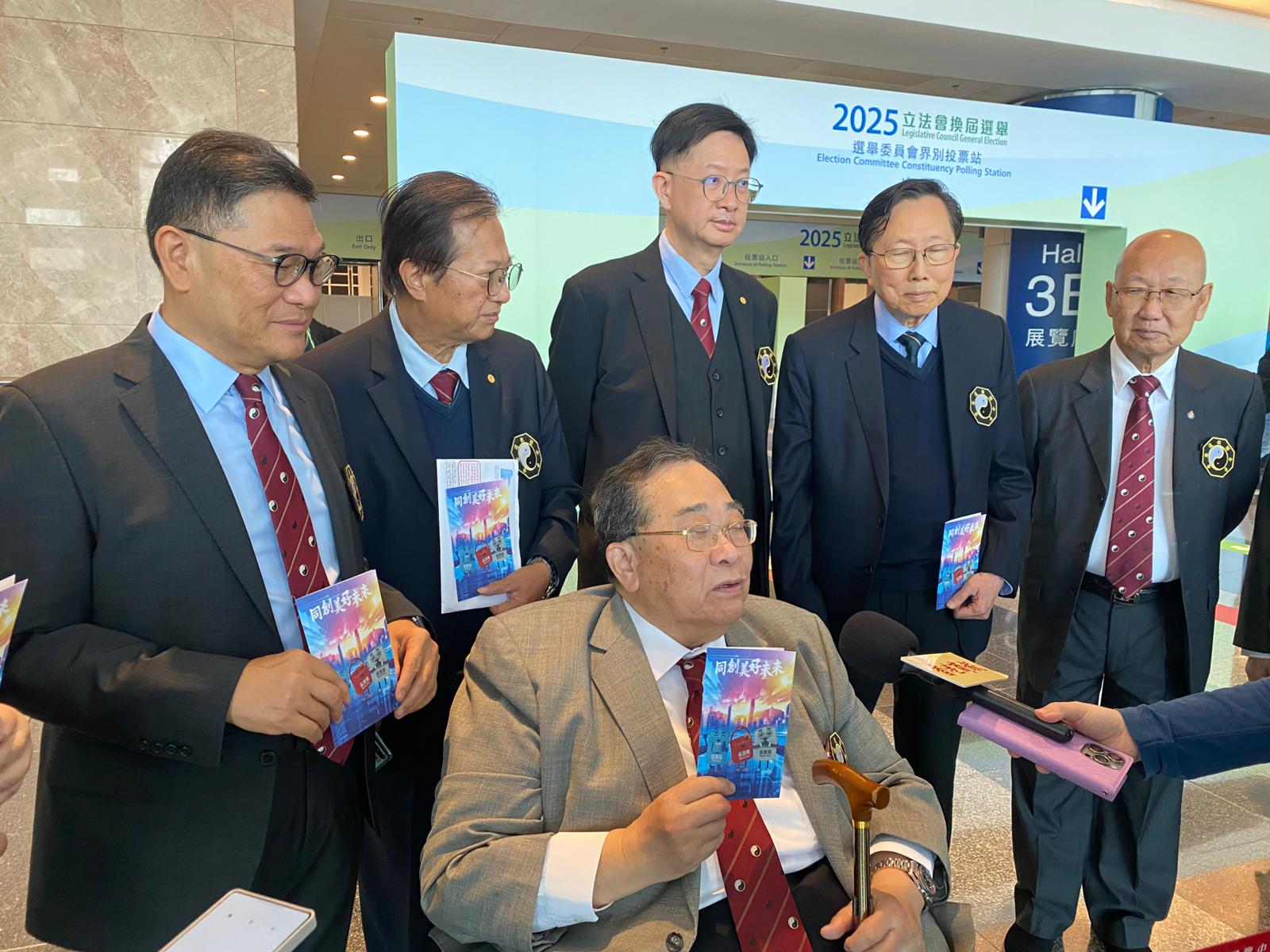 立法會選舉丨選委會界別投票站現場氣氛熱烈