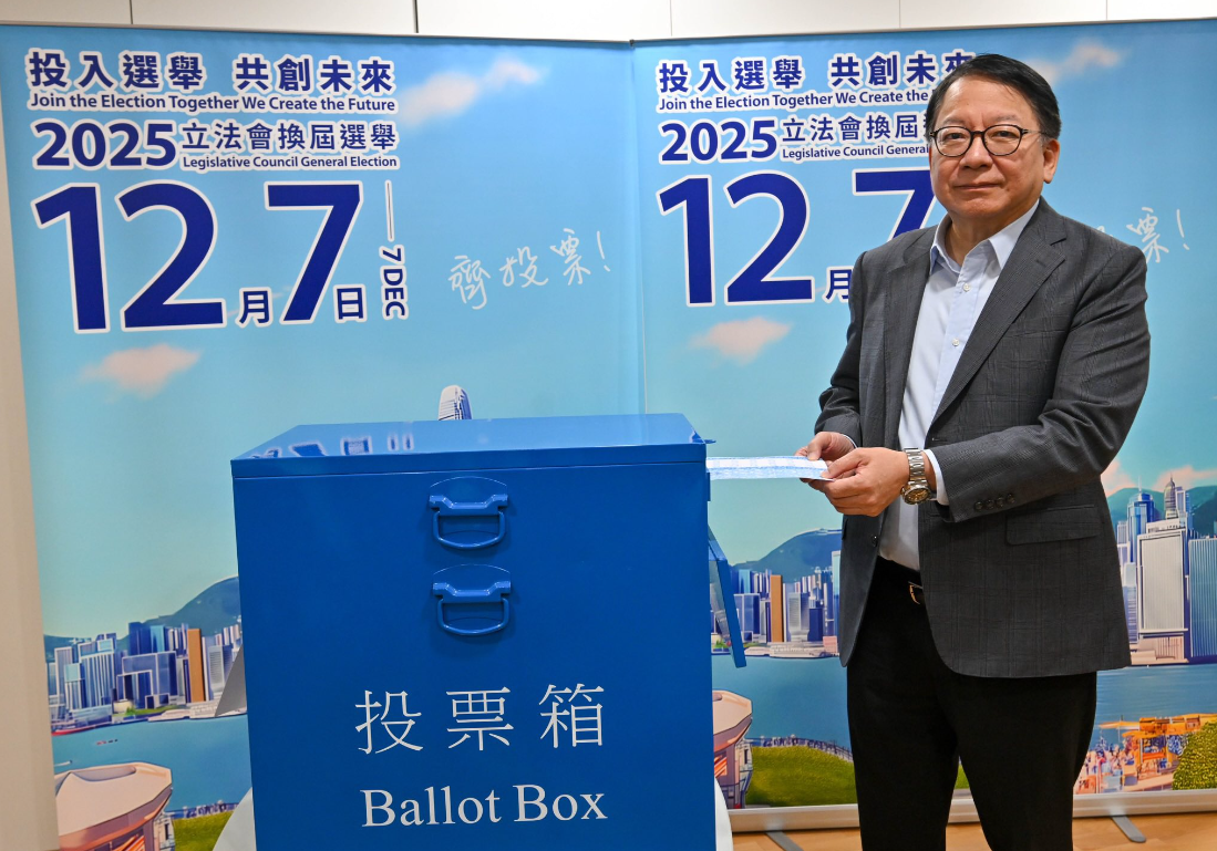 立法會選舉丨陳國基和家人到火炭票站投票 呼籲選民盡早投票