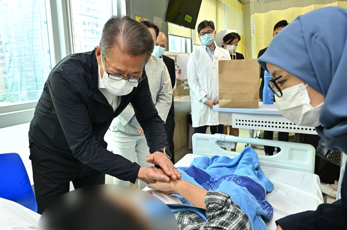 宏福苑大火丨陳茂波走訪災區探望災民：必須補漏洞避免慘劇再發生