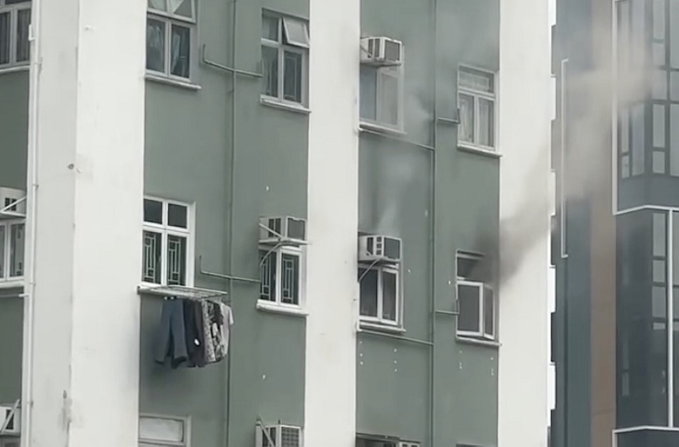 有片｜筲箕灣東大街住宅閉門失火 疑充電器過熱兩老婦送院