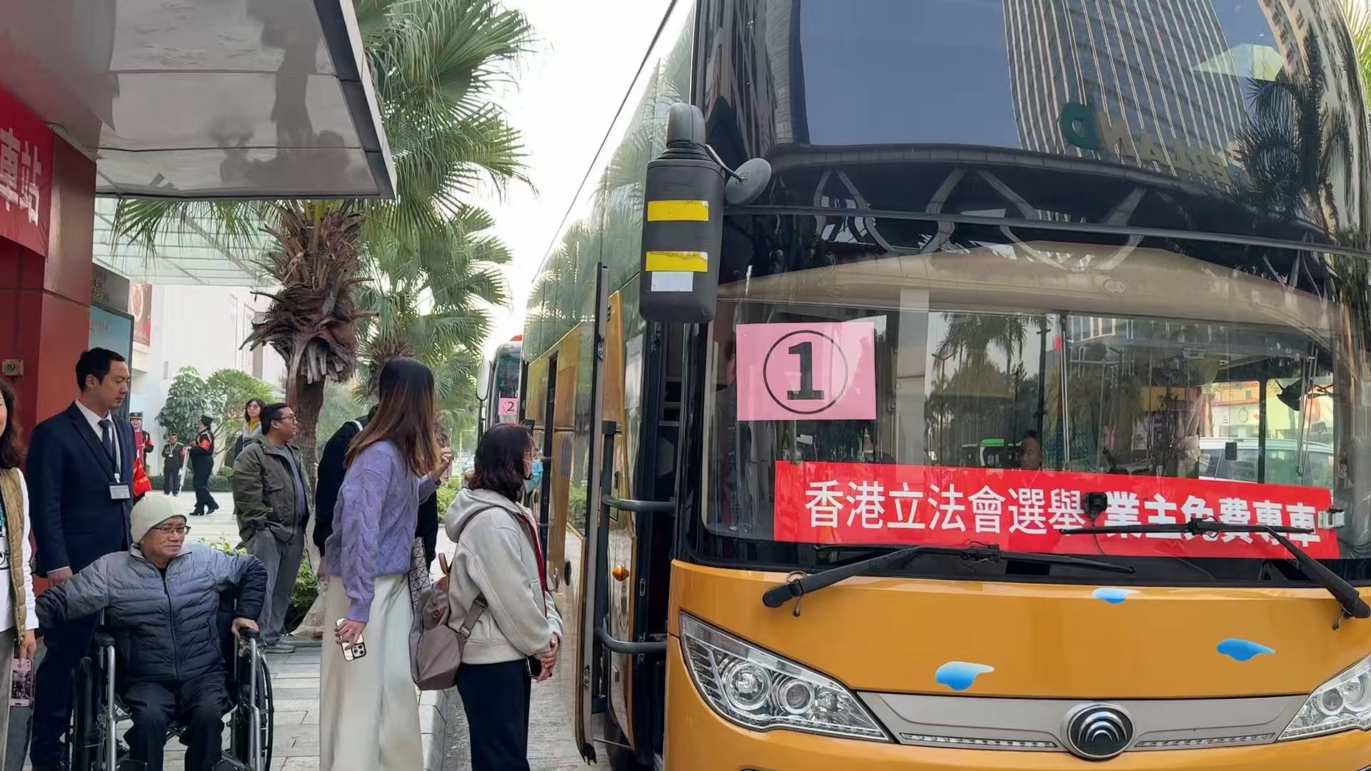 祈福集團3輛大巴滿載內地港人返港投票