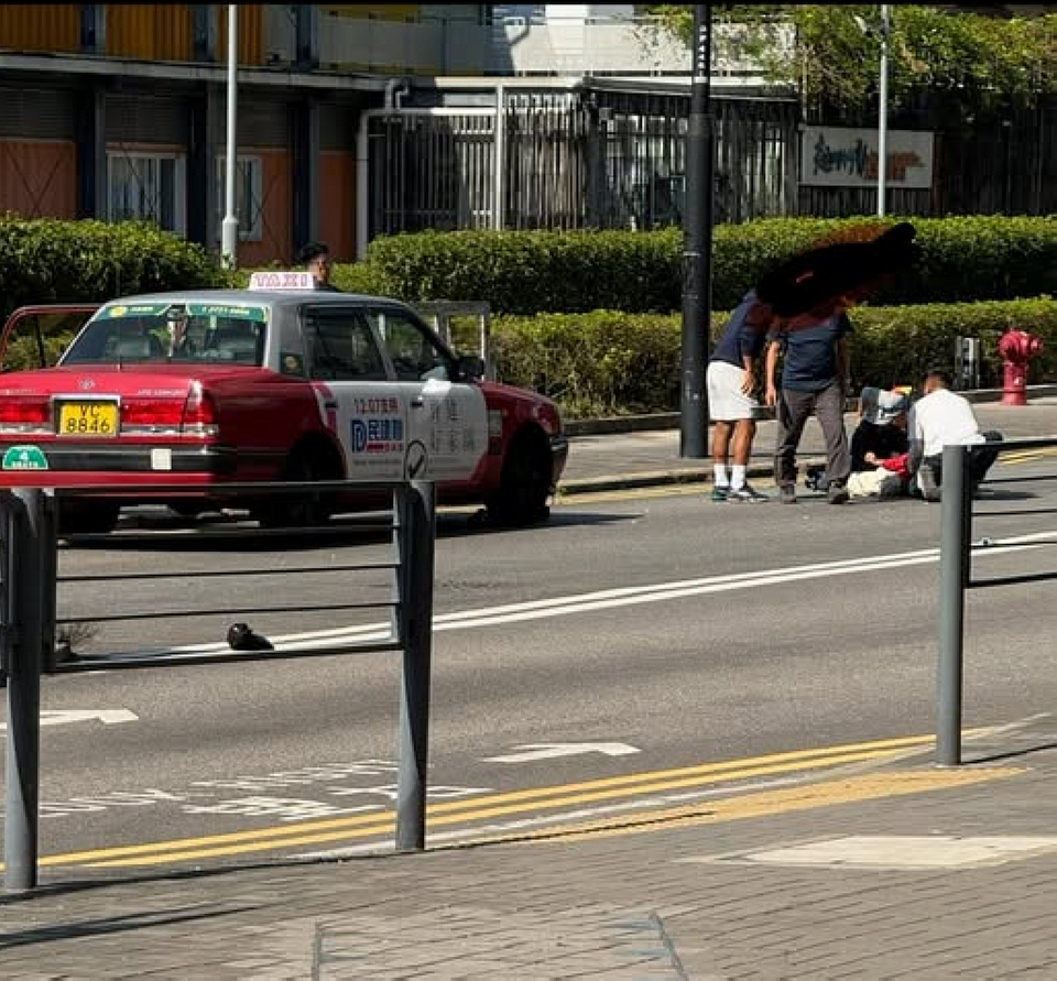 觀塘海濱道的士撞4歲男童 好心途人安慰清醒送院