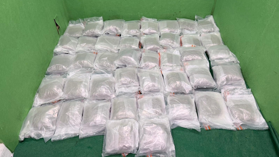 海關機場檢值470萬元大麻花 拘捕2名曼谷抵港男子