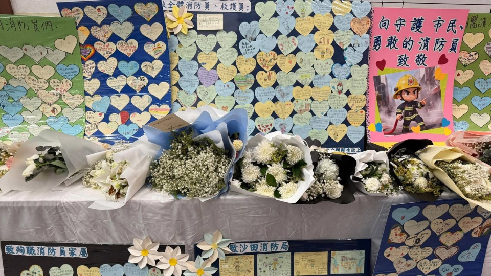 消防處感謝市民向英勇殉職消防員何偉豪致敬