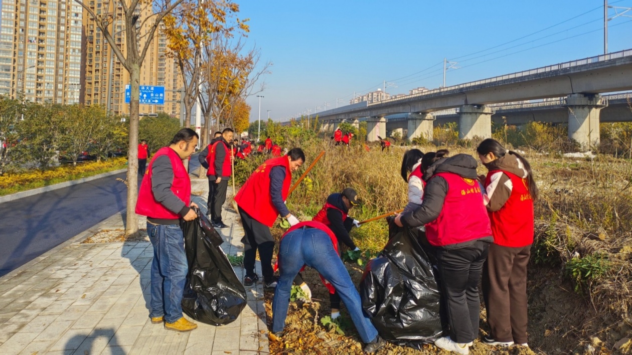 120名志願者攻堅「三高兩道」 安巢經開區煥新顏