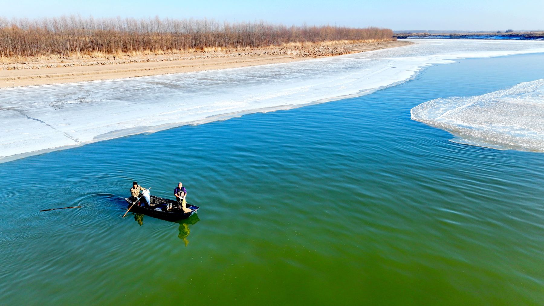寒冬靈動景致！黑龍江綏化蘭西城南呼蘭河橡膠壩下現「活水瀑布」