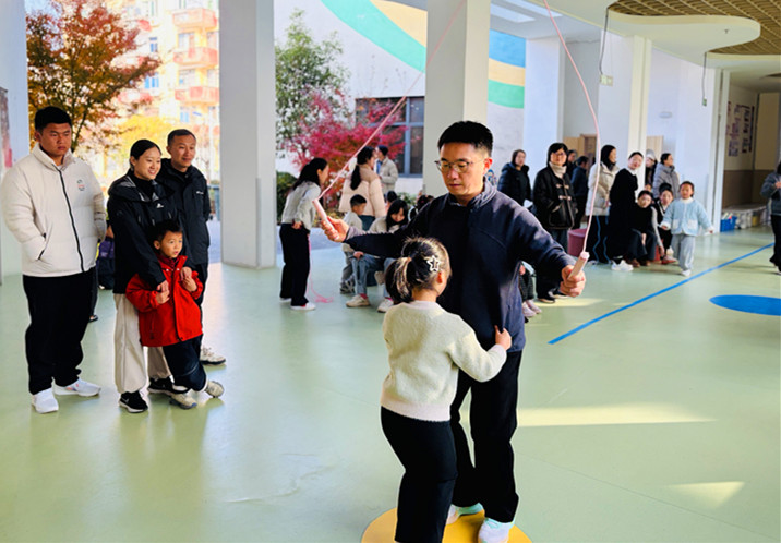 默契「同步跳」 溫馨「愛心搖」 皖黟縣家長與孩子共享運動時光