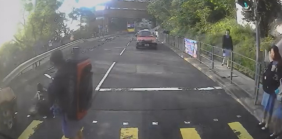 有片〡香港仔女學生過馬路捱撞 的士疑衝燈遭網民譴責