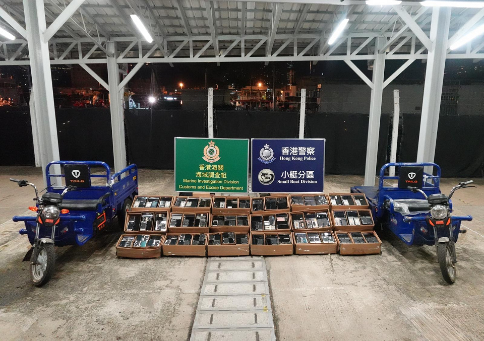 水警海關東涌反走私 檢45萬元手機零件