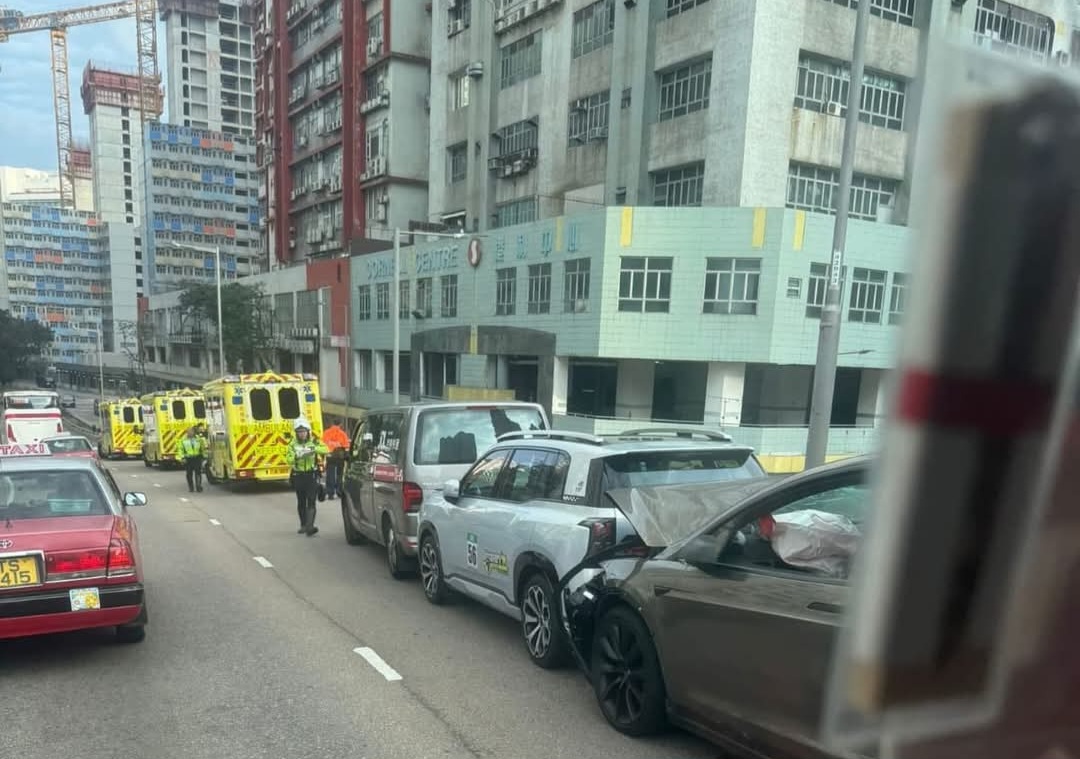 有片 | 柴灣道天橋3車串燒 3人受傷交通擠塞