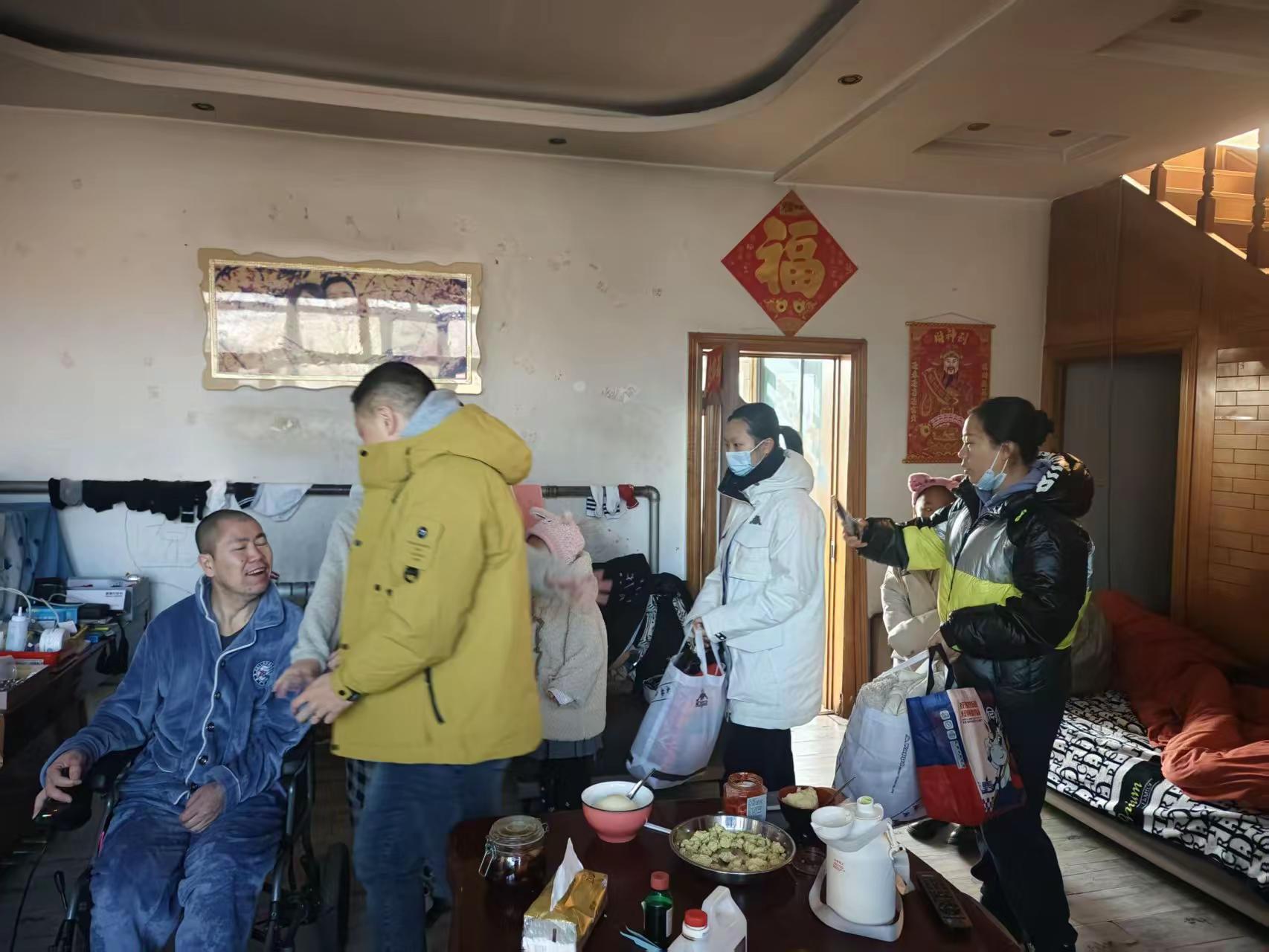 哈市香坊區幸福鎮：幸福使者再出發 百件冬衣暖寒冬