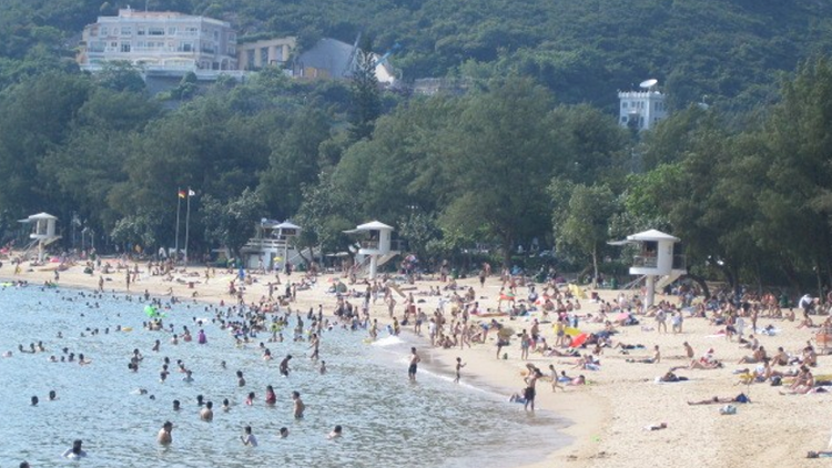 康文署：由於大浪關係 銀線灣泳灘懸掛紅旗