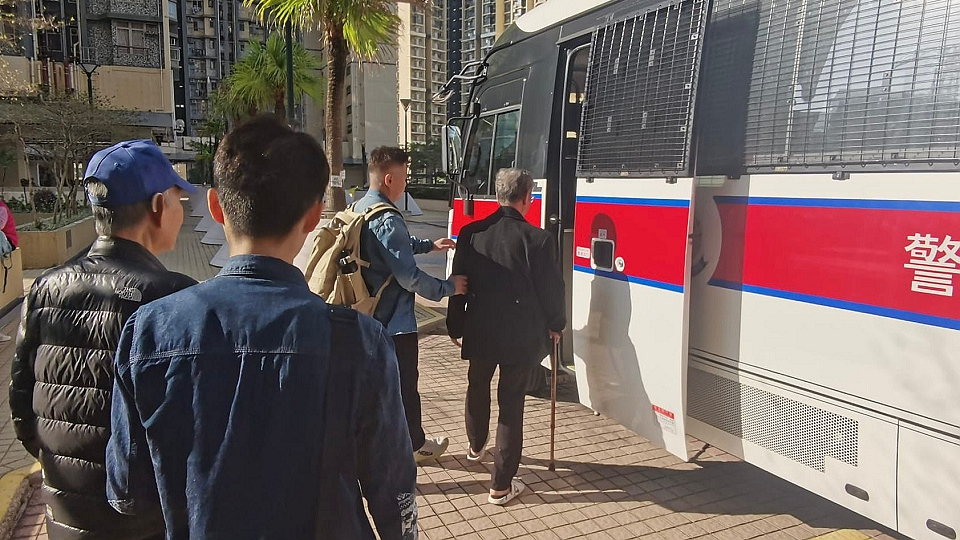 警方葵涌邨打擊非法街頭賭博 拘捕2名七旬翁