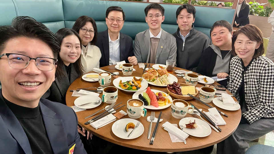 李家超與在京港青共晉早餐 鼓勵學習最先進技術推動兩地創科發展