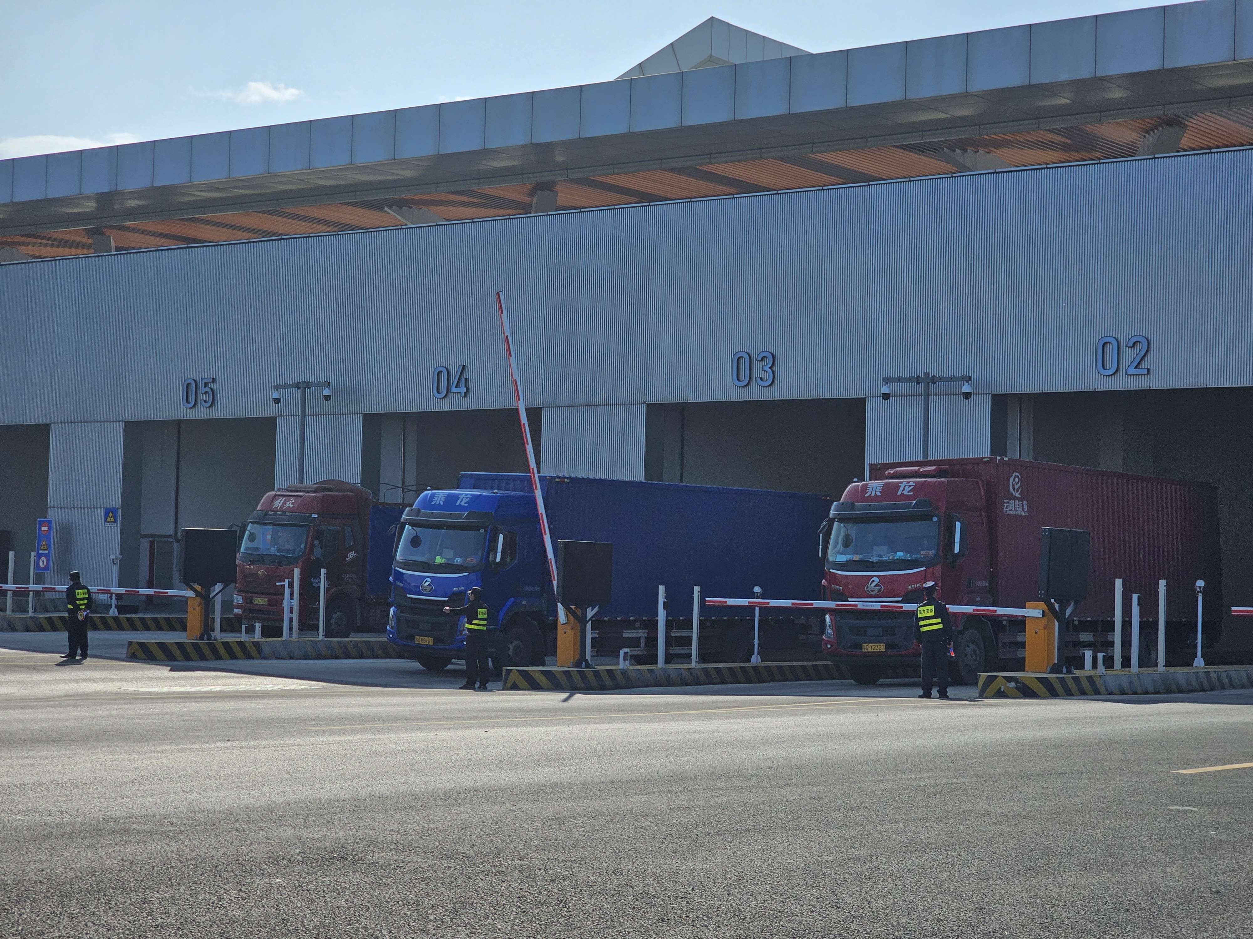 海南自貿港封關運作首日海口新海港和南港「二線口岸」（貨運）首批貨物順利通關