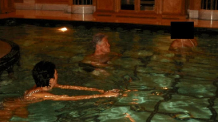 克林頓與愛潑斯坦案受害者共浴照片披露