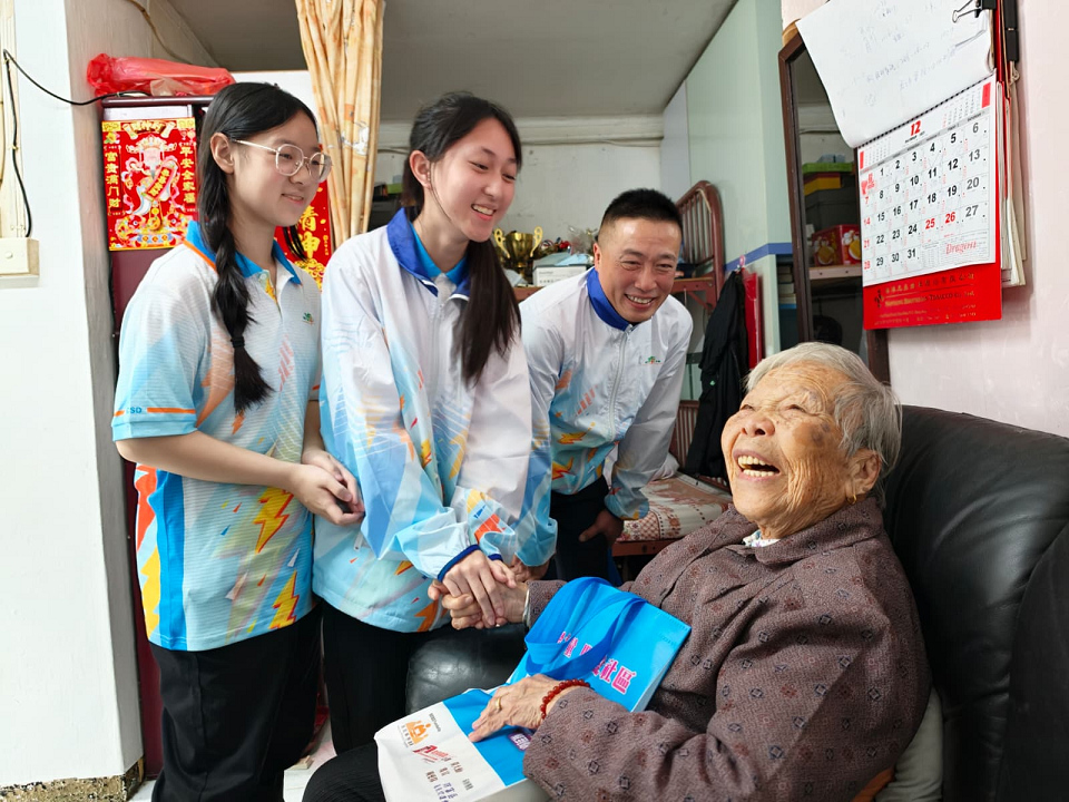 懲教先鋒領袖冬至探訪獨居長者 走進社區傳遞溫暖送關懷 