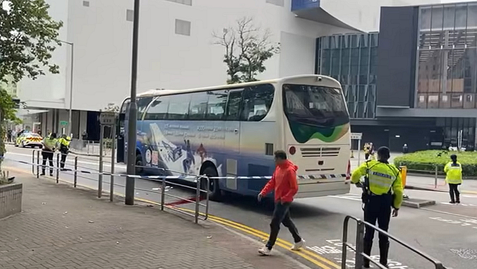 牛頭角女子捱旅巴撞捲入車底 消防員救出清醒送院 