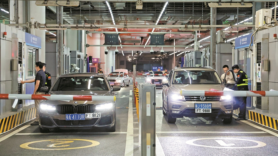 粵車南下首入香港市區 車主讚過關順暢 體驗新奇