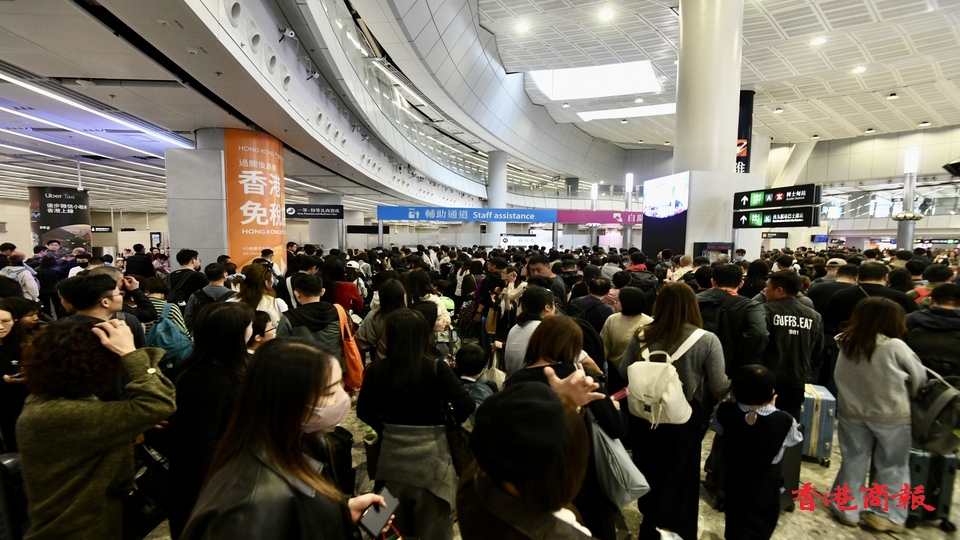 今日平安夜 大批港人經西九高鐵站外遊 業界料聖誕市道回暖 對前景感樂觀
